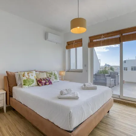 A Lovely, 2br Penthouse With Large Outdoor By 360 Estates