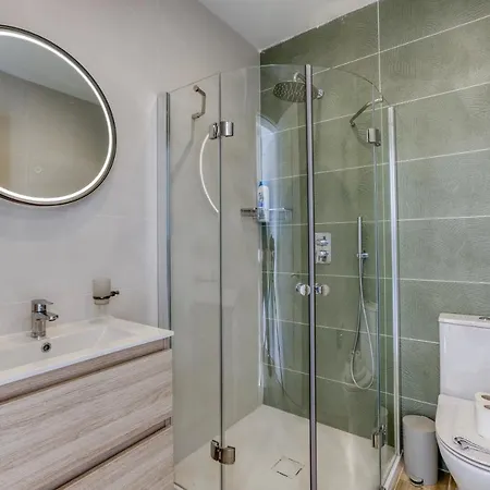 A Lovely, 2br Penthouse With Large Outdoor By 360 Estates Apartmán