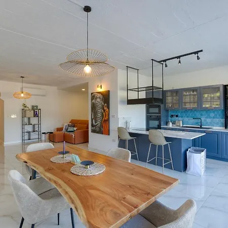 A Lovely, 2br Penthouse With Large Outdoor By 360 Estates * Iklin