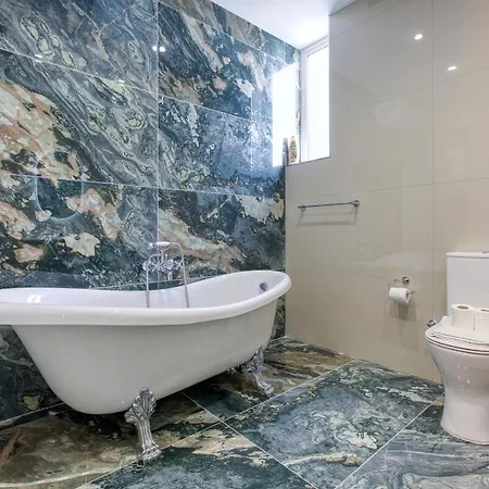 A Lovely, 2br Penthouse With Large Outdoor By 360 Estates *