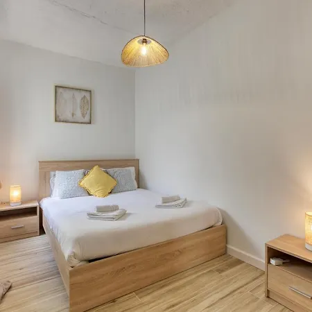 A Lovely, 2br Penthouse With Large Outdoor By 360 Estates