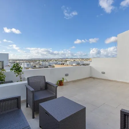 A Lovely, 2br Penthouse With Large Outdoor By 360 Estates *