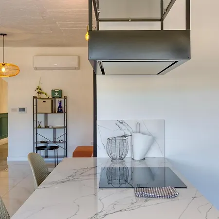 A Lovely, 2br Penthouse With Large Outdoor By 360 Estates * Iklin