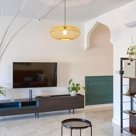 A Lovely, 2br Penthouse With Large Outdoor By 360 Estates